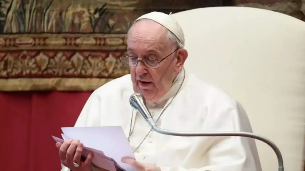 Imagem Papa Francisco segurando documentos do artigo Papa Francisco nomeia novos bispos para o Brasil