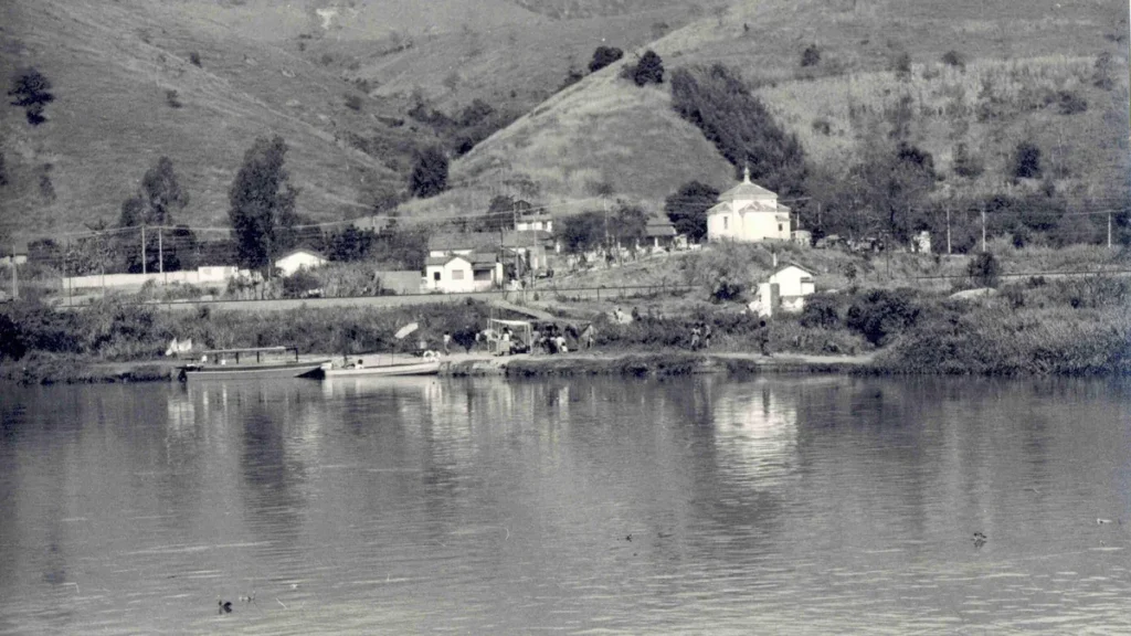 O Porto Itaguaçu visto da outra margem do rio Paraíba
