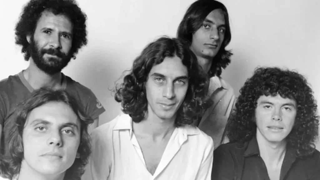 Hely Rodrigues, Vermelho, os irmãos Flávio e Cláudio Venturini e Sérgio Magrão compõem o 14 Bis