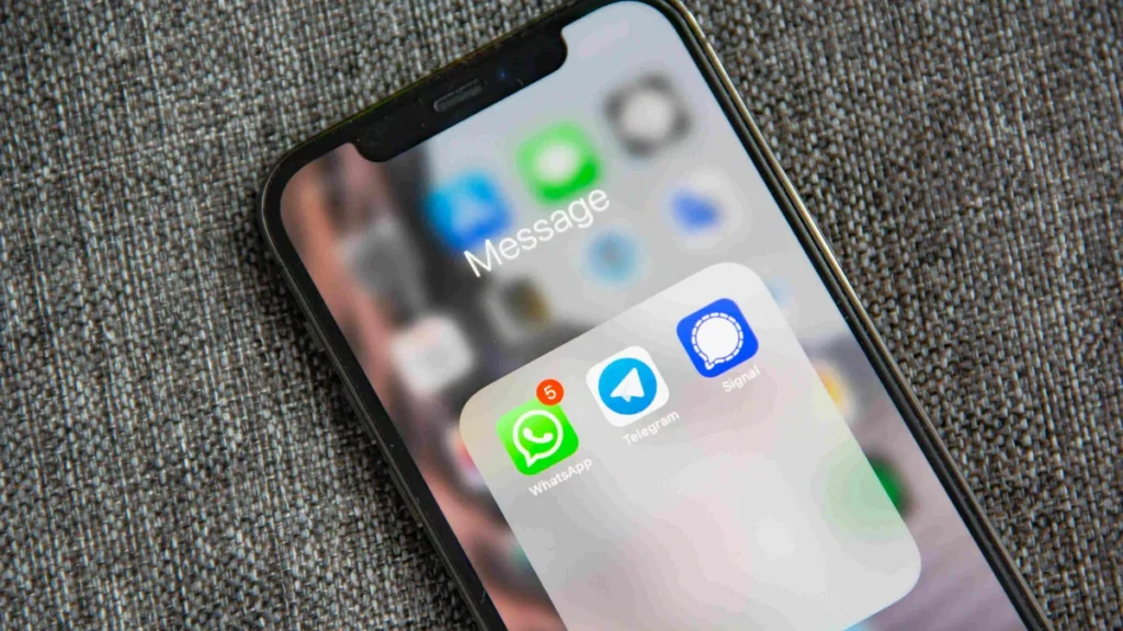 Imagem celular mostrando aplicativos de celular whatsapp com notificacoes e telegram do artigo Os aplicativos e suas utilizações práticas