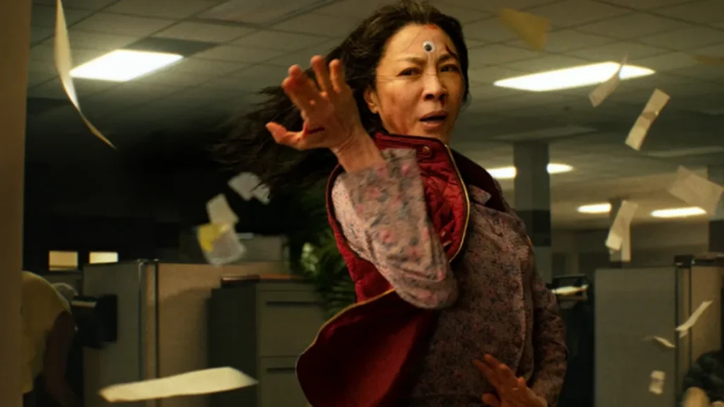 Michelle Yeoh atuando em "Tudo em Todo o Lugar ao Mesmo Tempo"