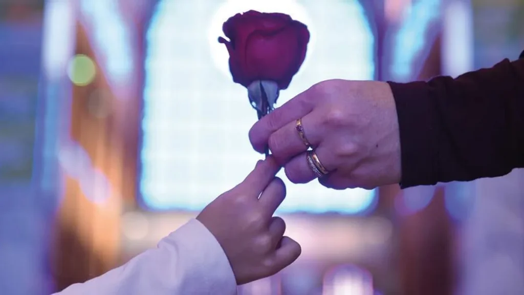 Imagem entrega de rosa do artigo O amor está no ar!