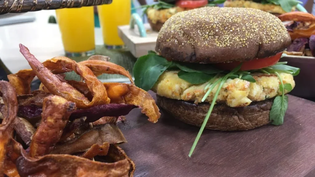 Imagem hamburguer de ricota do artigo Hambúrguer de Ricota com Chips de Casca de Batatas - Santa Receita