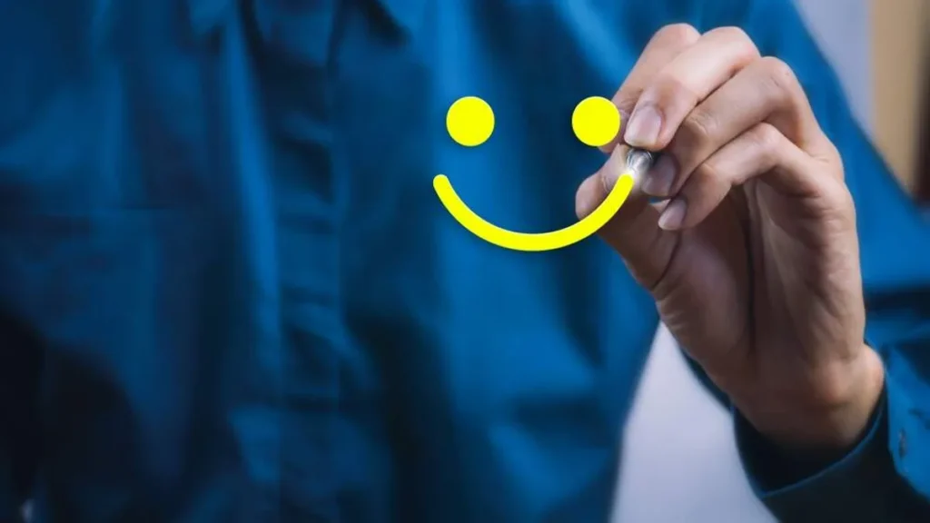 Imagem homem desenhando rosto feliz do artigo Dia Internacional da Felicidade: 7 frases para ler e compartilhar