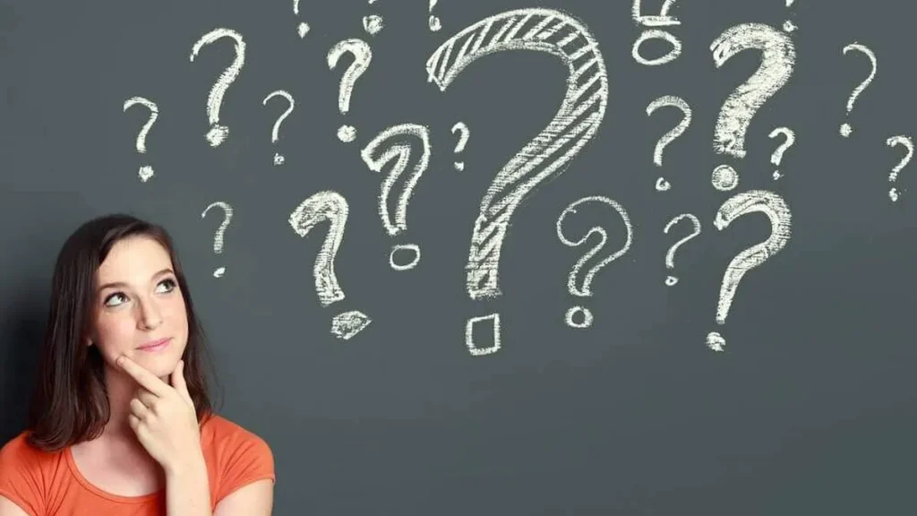 Imagem jovem com duvida do artigo Curso presencial ou à distância? Como escolher?