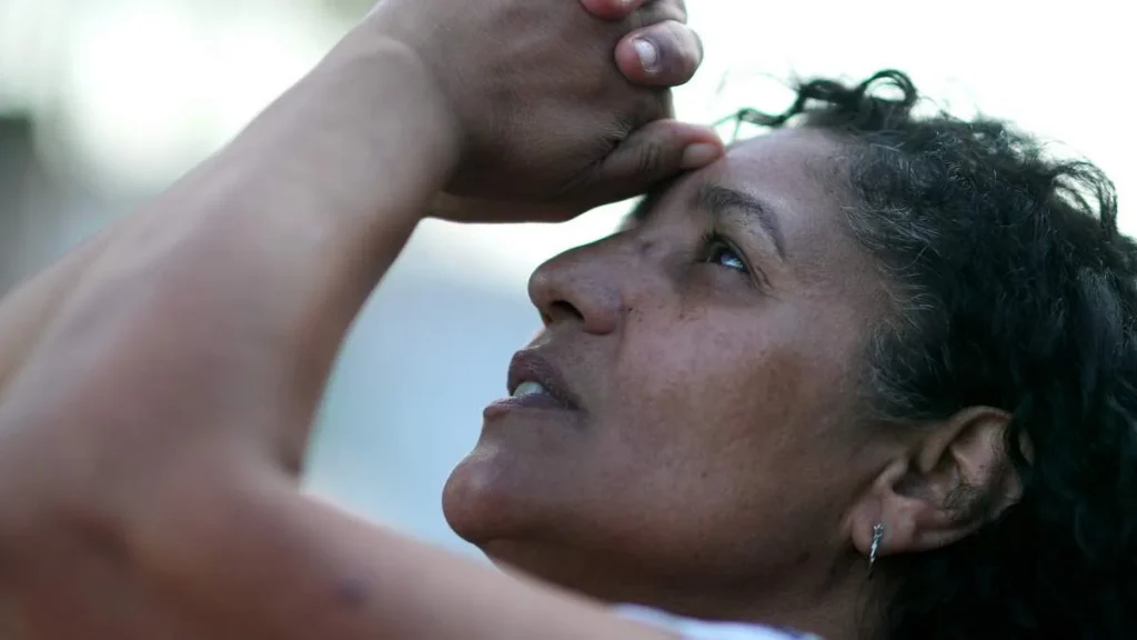Imagem mulher orando olhando para o ceu do artigo 5 frases sobre a mulher para refletir e compartilhar