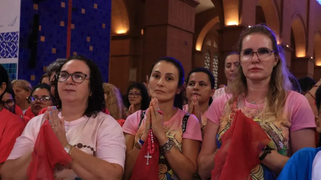 Imagem mulheres no terco do artigo Poema fala sobre a mulher e o poder da criação