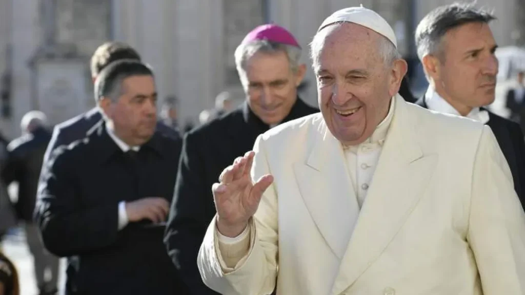 Imagem papa francisco saudando do artigo 10 anos de pontificado do Papa Francisco: confira 5 curiosidades