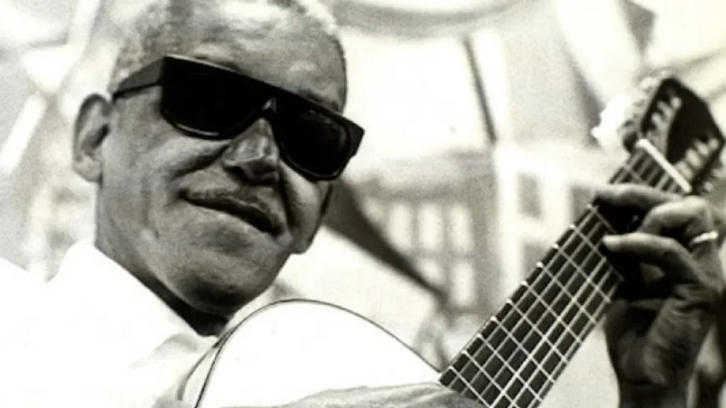 Sambista Cartola tocando um violão
