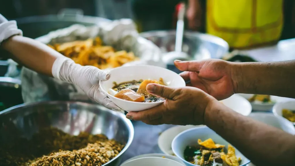 Imagem Fome entrega de marmita de comida do artigo Um Brasil sem fome!
