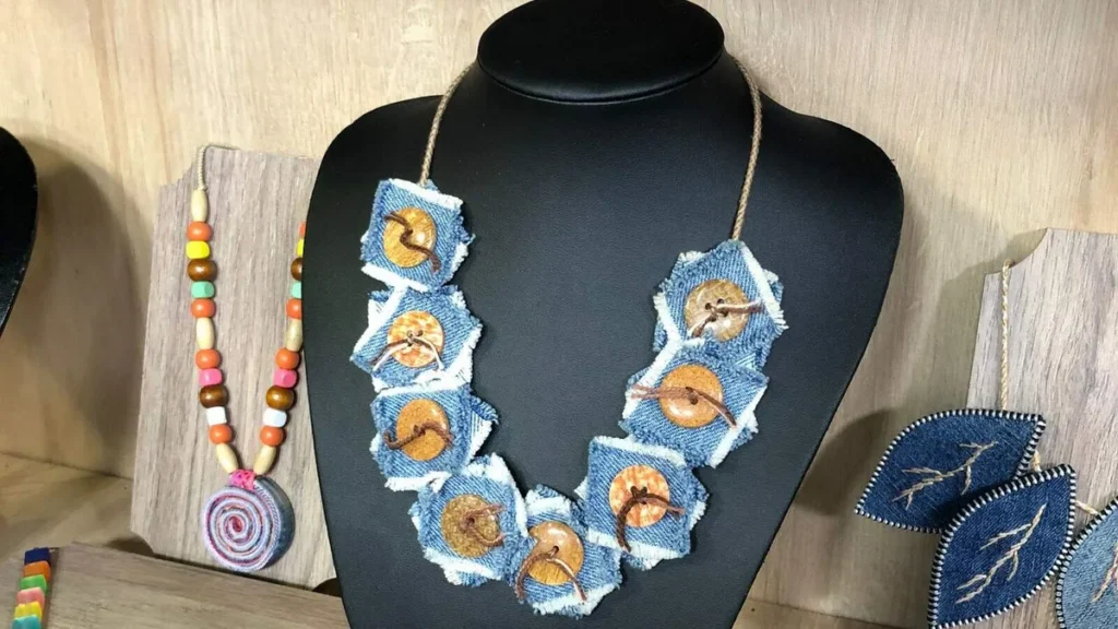 Imagem colar de reciclagem jeans do artigo Colar com retalhos jeans e botões (reciclagem) - Faça Você Mesmo