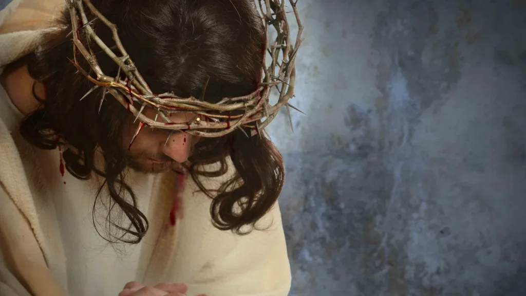 Imagem jesus ferido e com coroa de espinhos do artigo Reflita e medite a Via-Sacra com o Portal A12