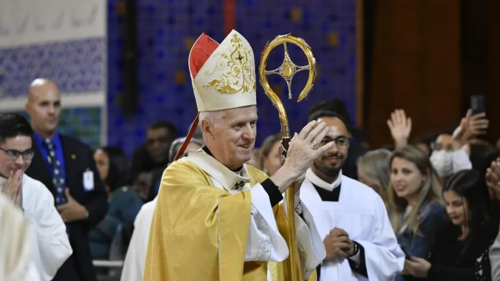Imagem Dom Orlando Brandes durante Vigilia Pascal do artigo Confira a Bênção de Páscoa com Dom Orlando Brandes