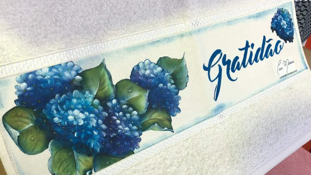 Imagem Toalha de Rosto com Hortensia Pintura Adesivada do artigo Toalha de Rosto com Hortênsia (Pintura Adesivada)