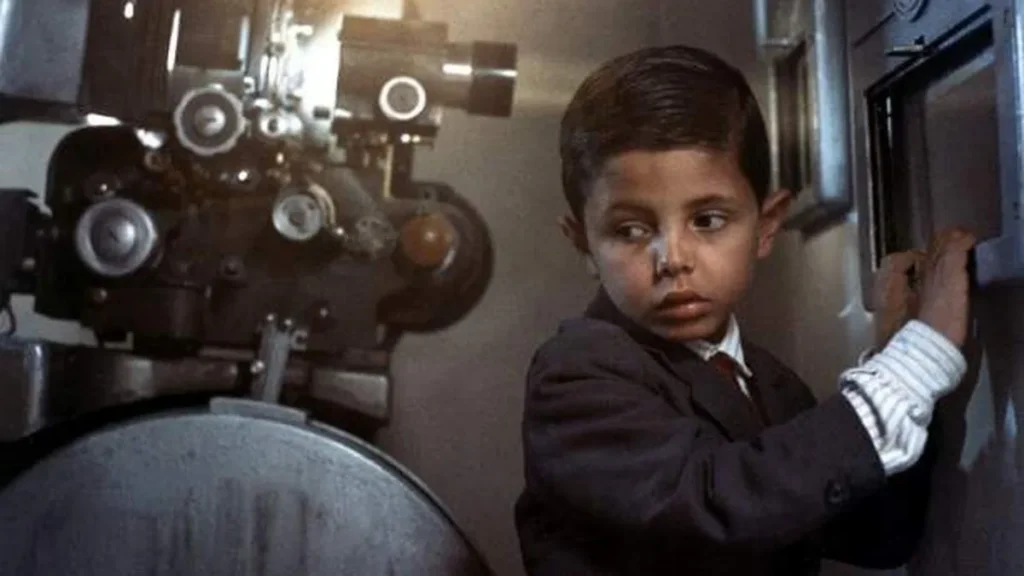 Totó olhando o projetor de cinema