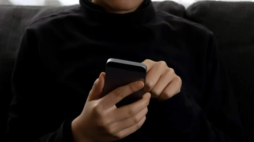 Jovem usando o celular