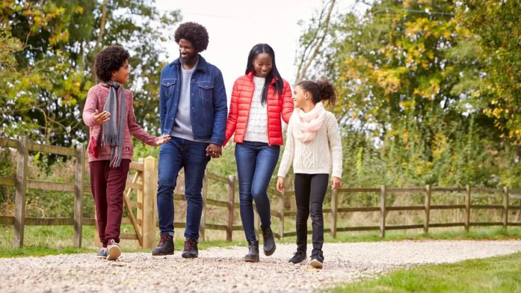 Imagem familia feliz do artigo Educar para a responsabilidade: caminho para escolhas conscientes