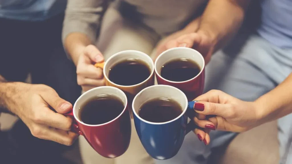 Tomar café é um dos bons momentos para dividir com os amigos