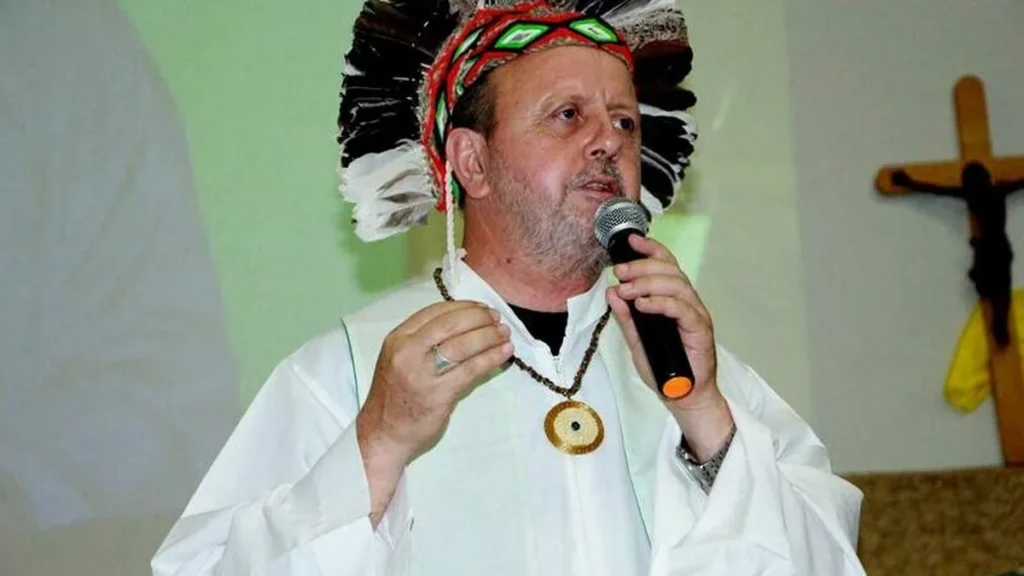 Dom Roque bispo que atua junto aos povos indígenas em foto com cocar indígena