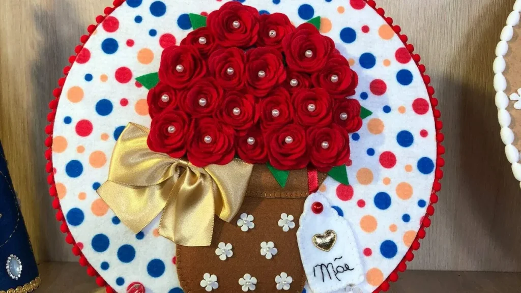 Imagem Enfeite de mesa tipo prato de rosas em feltro do artigo Enfeite de mesa tipo prato de rosas em feltro