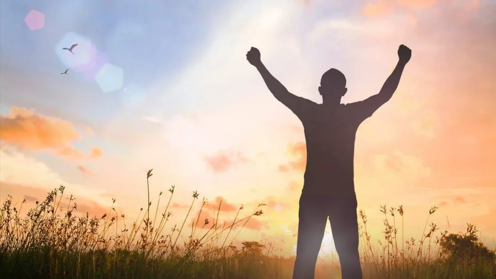 Imagem Homem feliz olhando o horizonte do artigo Desafio: Experimentar a alegria pascal no dia a dia