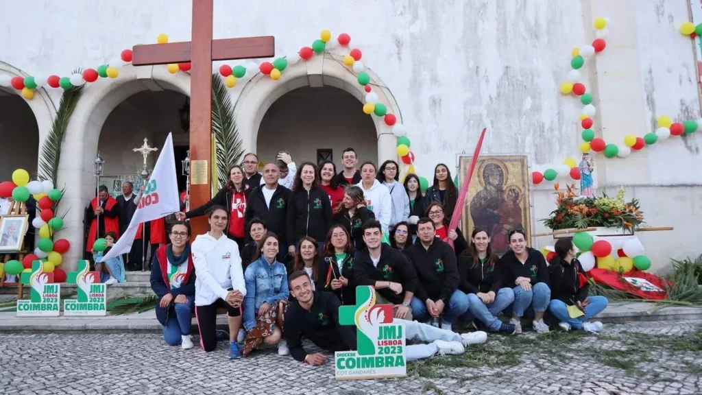 Imagem Jovens festejando com os simbolos da JMJ do artigo Faltam 100 dias para a Jornada Mundial da Juventude 2023