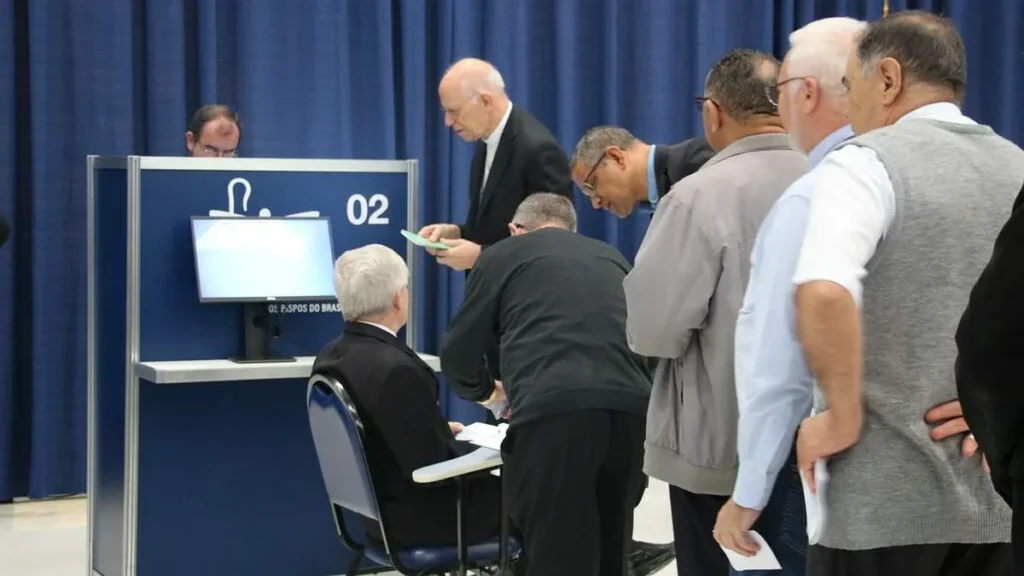 Imagem bispos votando na assembleia geral 2023 do artigo Bispos seguem o processo de eleição para as comissões episcopais