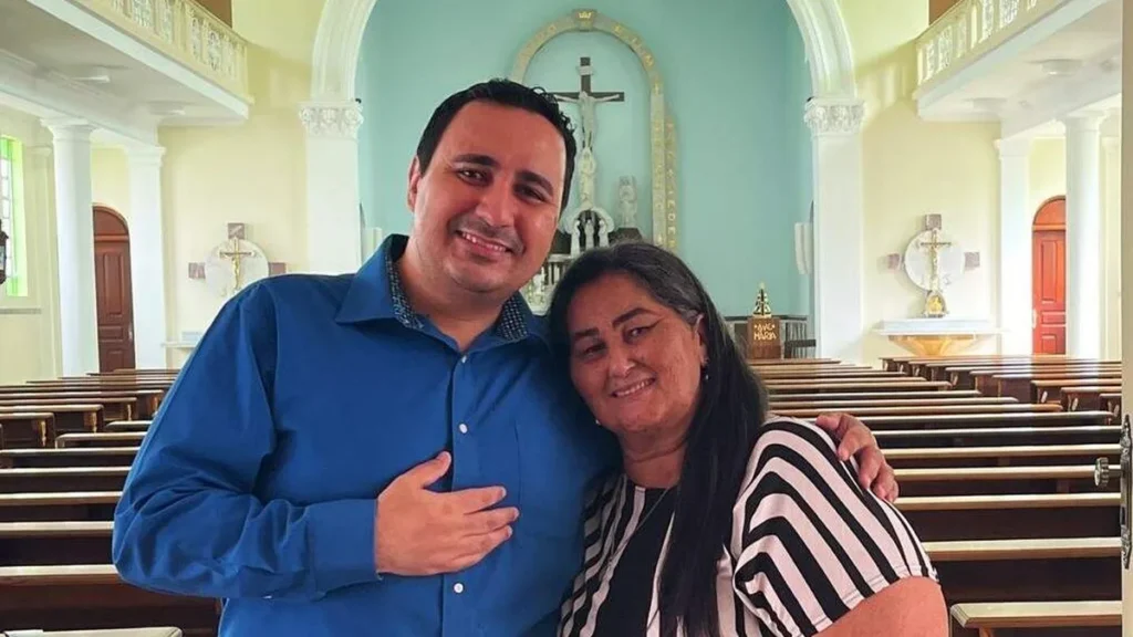 Imagem Pe. Queimado com a mae do artigo Mãe compartilha histórias do Pe. Queimado no “Minha Família Redentorista”