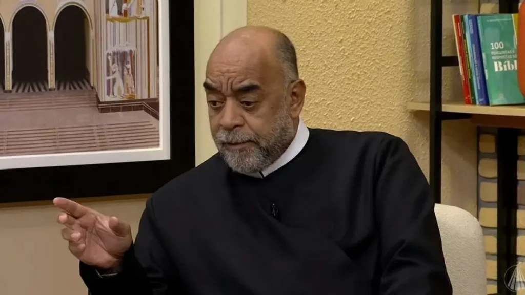 Imagem familia dos devotos do artigo Padre Vinícius traz a história da Ressurreição de Cristo para este tempo pascal