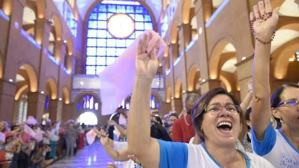 Momento da oração do Santo Terço no Altar Central