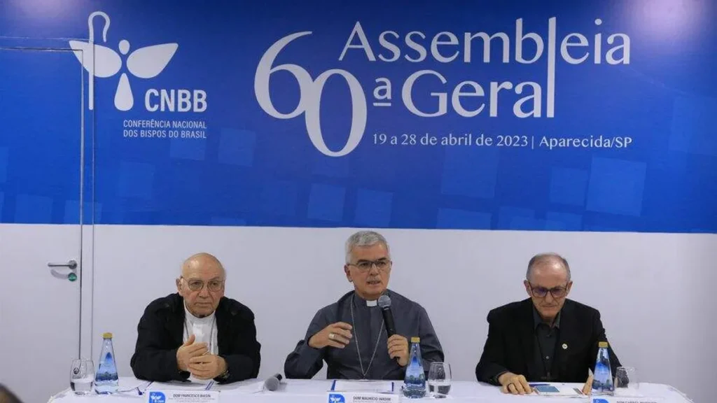 Imagem Coletiva de Imprensa da AG CNBB 2023 do artigo Bispos comentam o trabalho das CEB's e a missão dos bispos eméritos