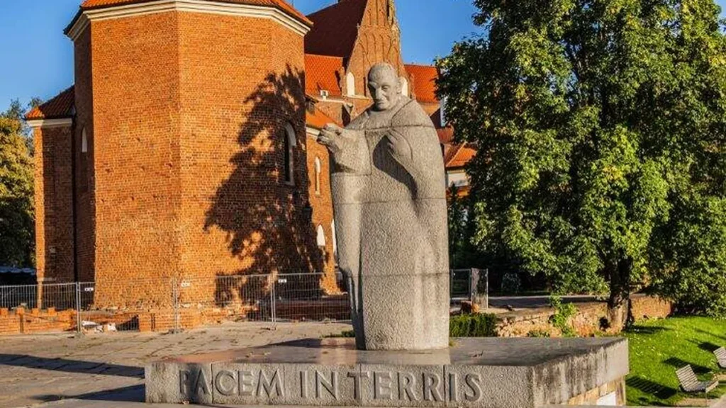 Imagem Monumento do Papa Joao XXIII. O titulo de uma de suas enciclicas Pacem in terris Paz na Terra esta esculpido no pedestal. do artigo Os 60 anos da Encíclica 'Pacem in Terris'