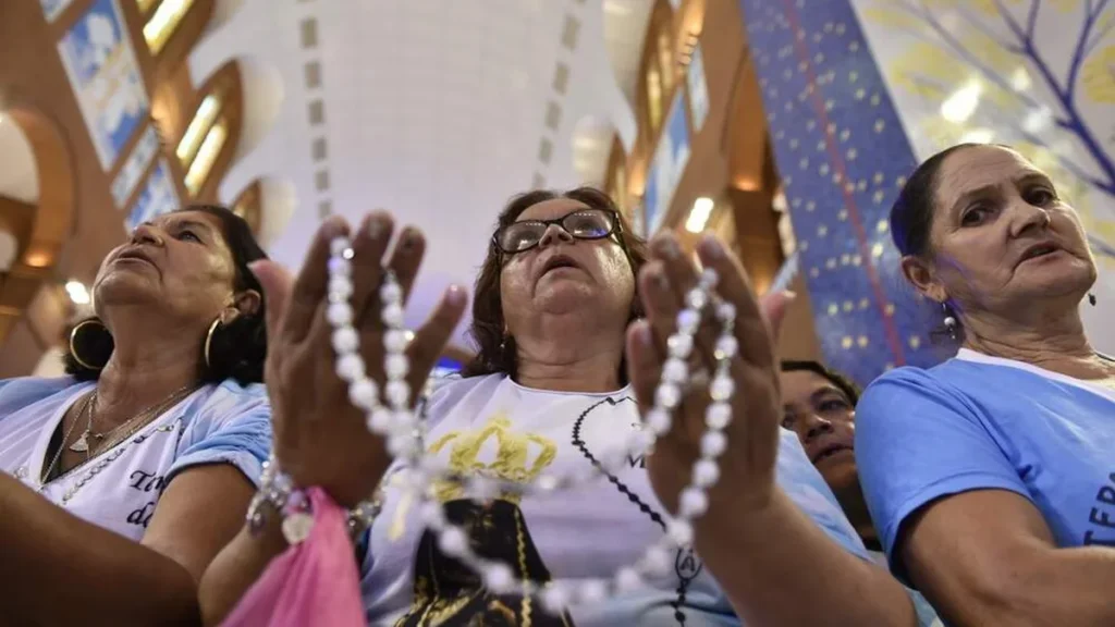 Grupos de Terço das Mulheres de todo o Brasil se reúnem para a rezar em torno do Altar Central.
