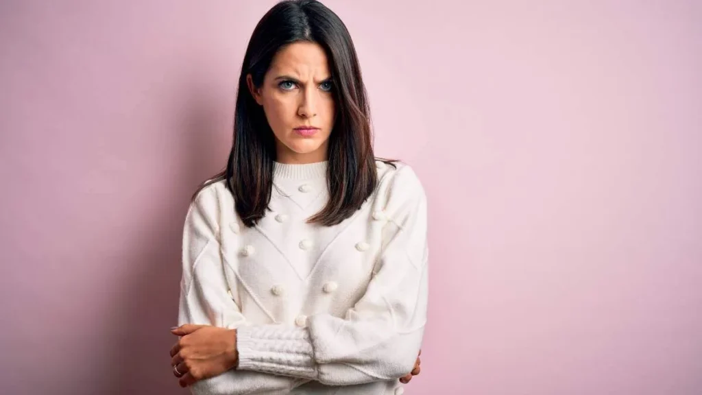 Imagem mulher com cara de brava do artigo O que é a blasfêmia contra o Espírito Santo?