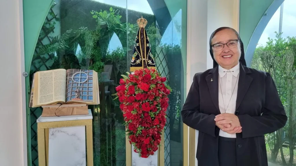 Ir. Maria Inês no estúdio do Programa Novena Vocacional