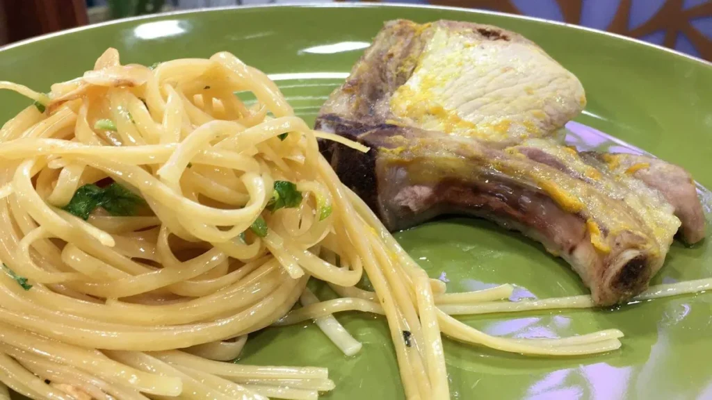 Imagem macarrao com bisteca do artigo Macarrão Alho e Óleo, Bisteca de Porco e Antepasto de Berinjela - Santa Receita