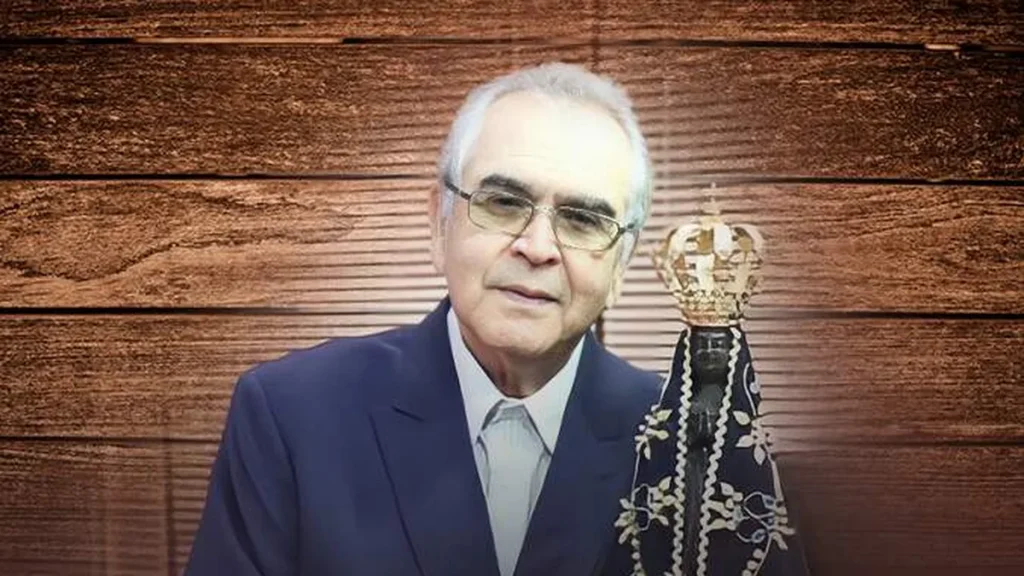 Padre Zezinho segurando Nossa Senhora Aparecida