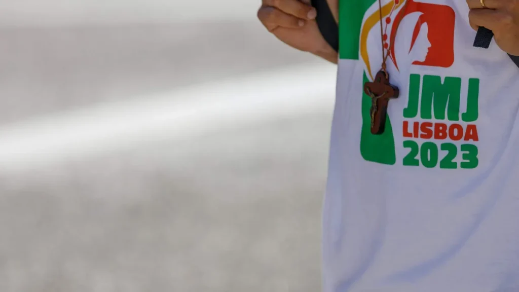 Imagem Jovem com camiseta da JMJ do artigo Papa Francisco convida os jovens para participar da JMJ, em Lisboa