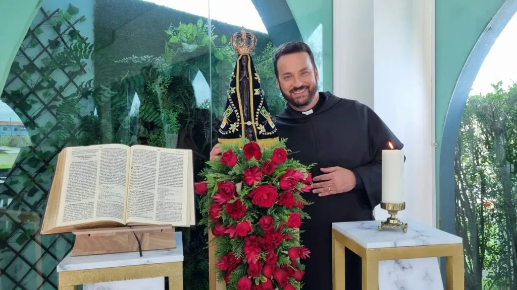 Frei Rinaldo no estúdio do Programa Novena Vocacional