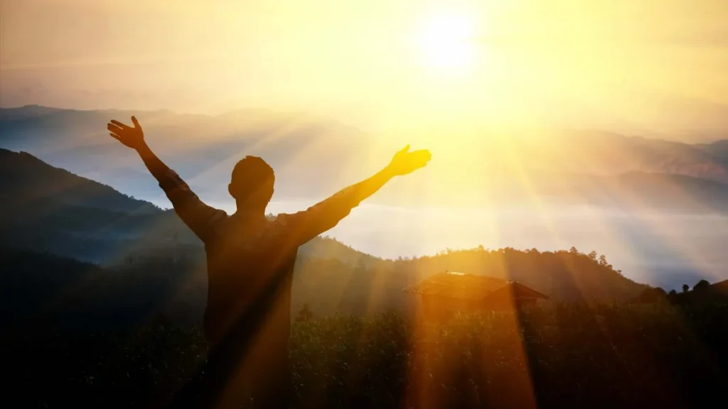 Imagem O homem agradece a Deus na montanha do artigo Deus nos fez para a vida!