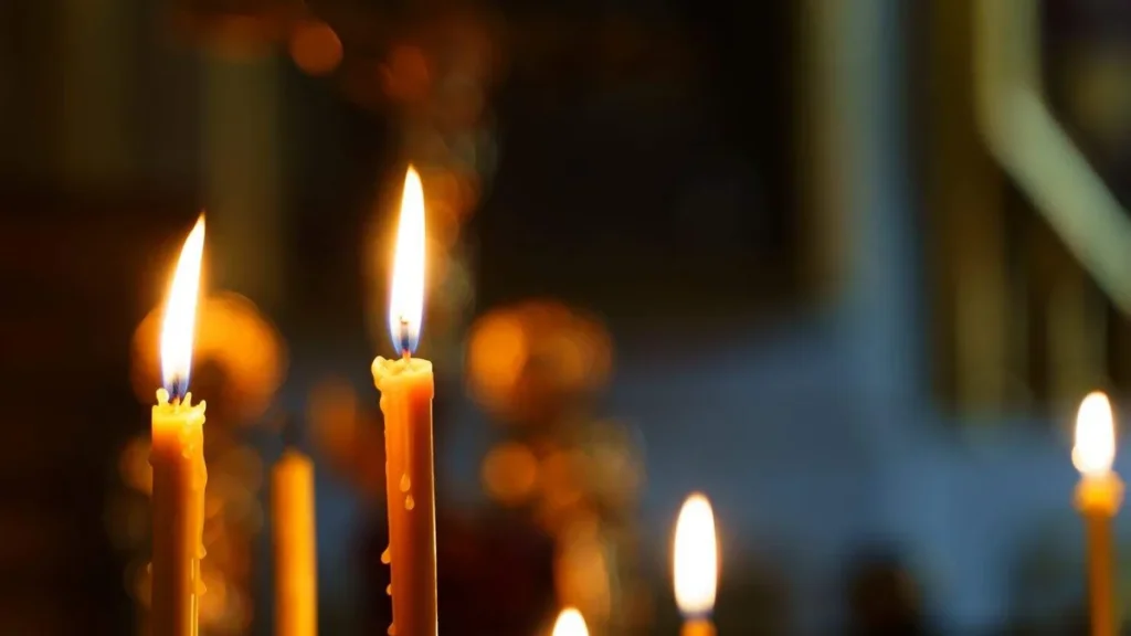 Imagem Velas acesas com o fundo da cena borrado do artigo Pastoral da Aids celebra Missa e Vigília neste fim de semana