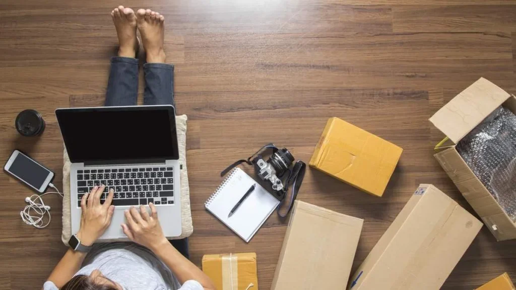 Pessoa vendendo pela internet com caixas ao redor