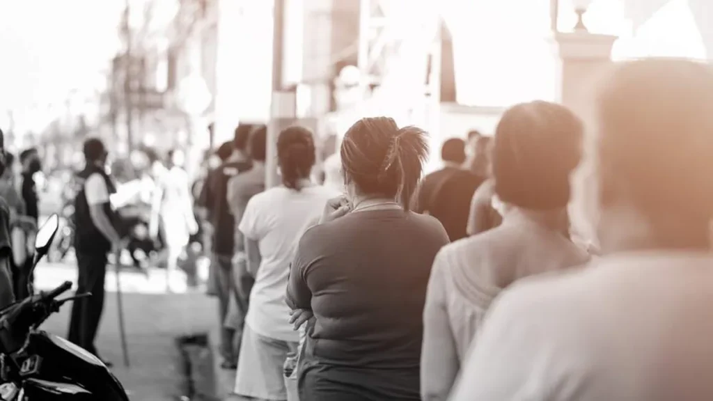 Pessoas em fila de emprego