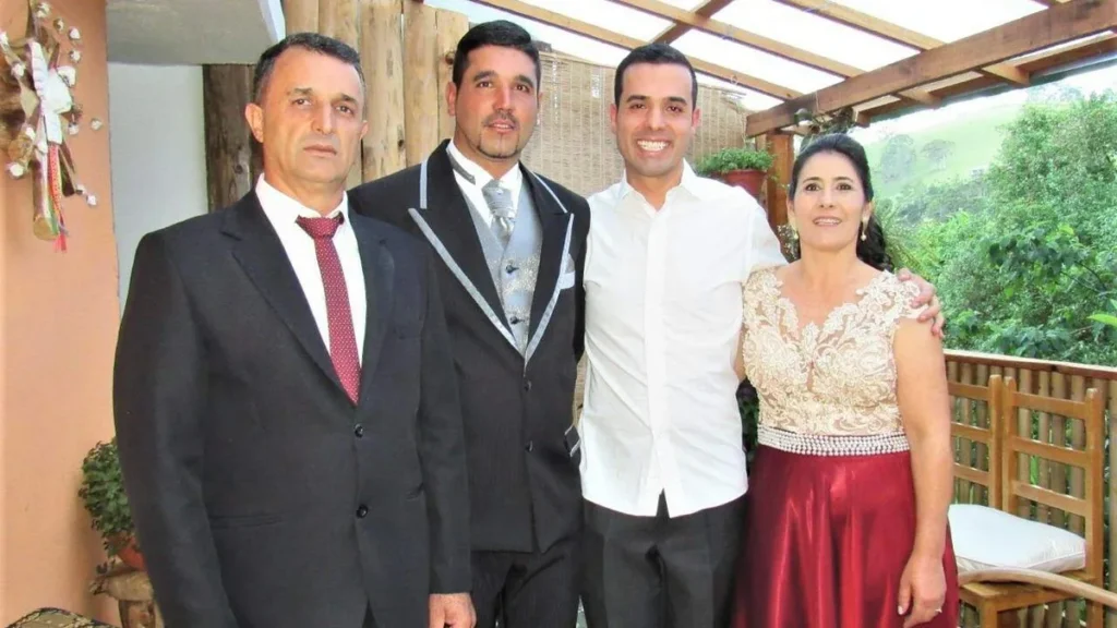 Padre Marcelo ao lado dos pais, Selma e Antônio, e do irmão, Fabiano