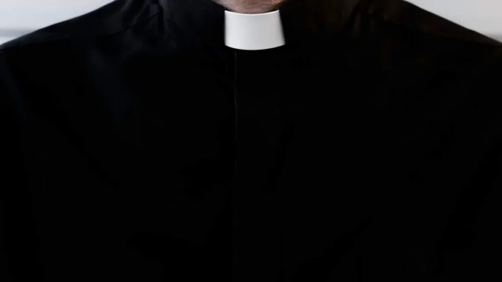 Imagem silhueta de um padre sem o rosto do artigo É pecado achar o padre bonito?