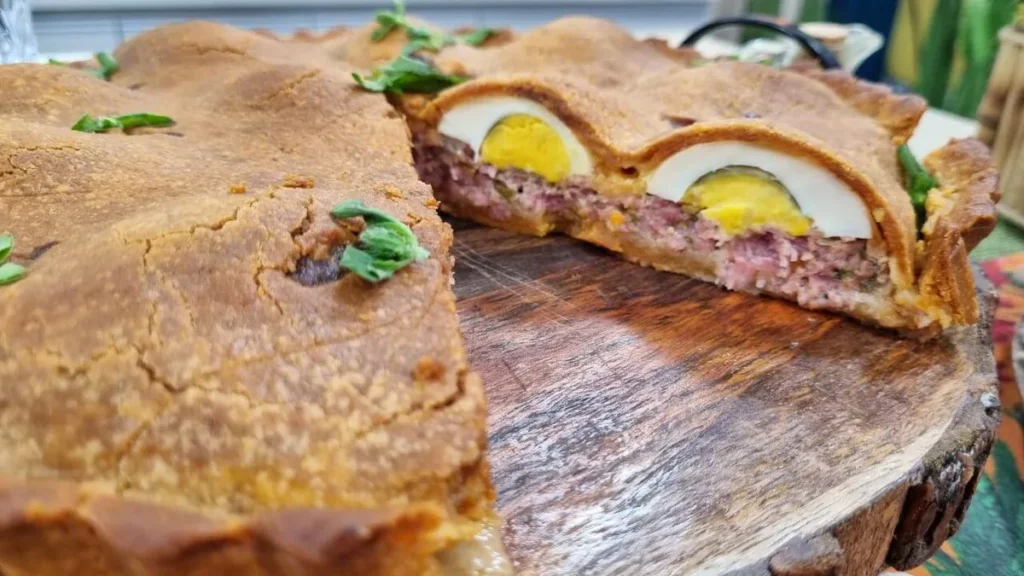 Torta de linguiça com ovo preparada pelo Chef Léo Roncon