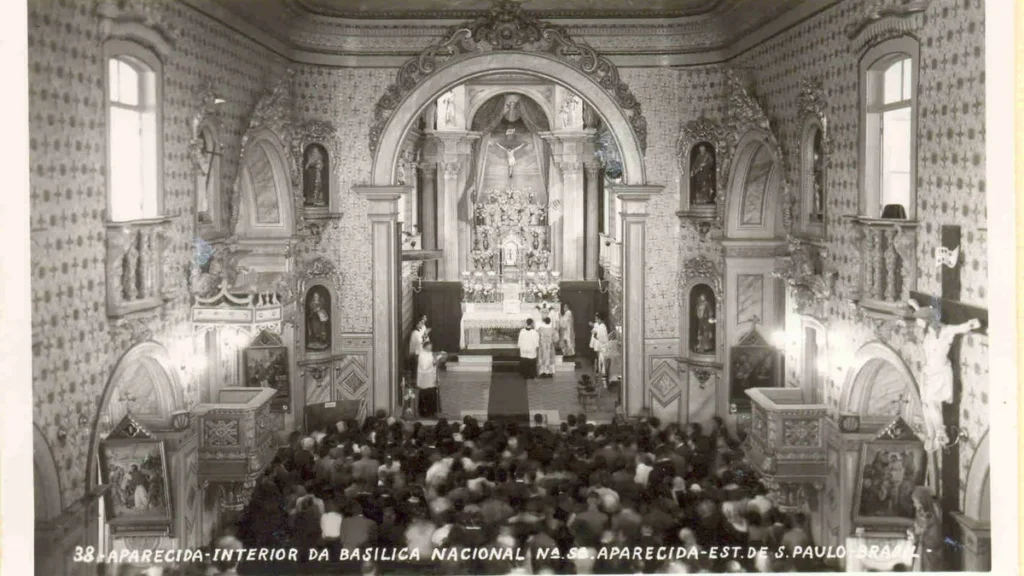 Santa Missa na Basílica Histórica de Nossa Senhora Aparecida em meados do século XX