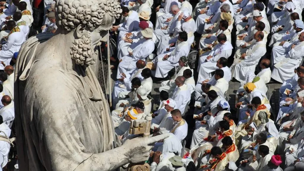 Imagem Estatua de Sao Pedro no Vaticano junto de padres do artigo “Tu és Pedro, e sobre esta pedra edificarei minha Igreja” (Mt 16,18)
