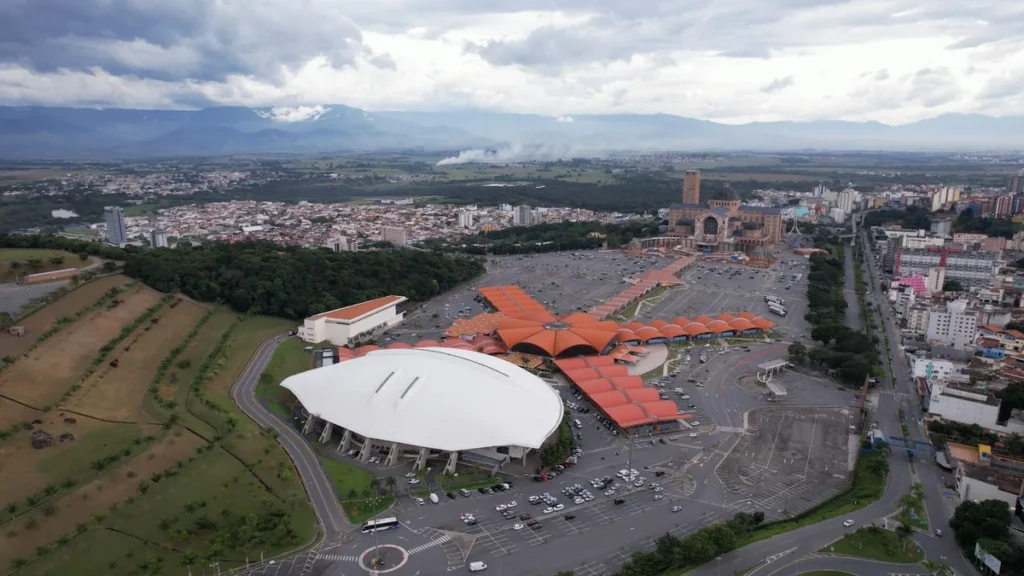 Imagem Imagem aerea de Aparecida SP com o Santuario Nacional do artigo Dia das Mães: veja o que fazer no Santuário Nacional