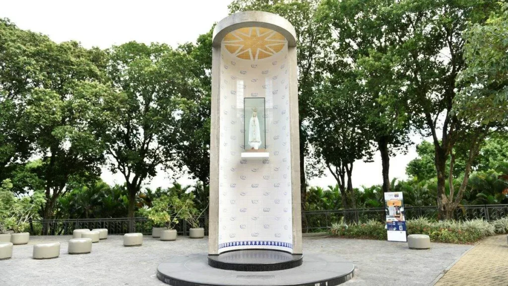 Imagem Monumento de Nossa Senhora de Fatima em Aparecida do artigo Qual o terceiro segredo de Nossa Senhora de Fátima?
